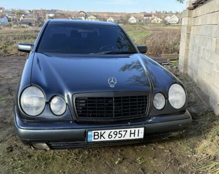 Черный Мерседес Е-Класс, объемом двигателя 2.4 л и пробегом 377 тыс. км за 1600 $, фото 1 на Automoto.ua