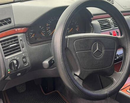 Черный Мерседес Е-Класс, объемом двигателя 2 л и пробегом 307 тыс. км за 4400 $, фото 9 на Automoto.ua