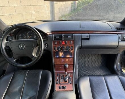 Черный Мерседес Е-Класс, объемом двигателя 2.4 л и пробегом 377 тыс. км за 1600 $, фото 3 на Automoto.ua