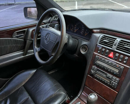 Черный Мерседес Е-Класс, объемом двигателя 3.2 л и пробегом 372 тыс. км за 4500 $, фото 31 на Automoto.ua