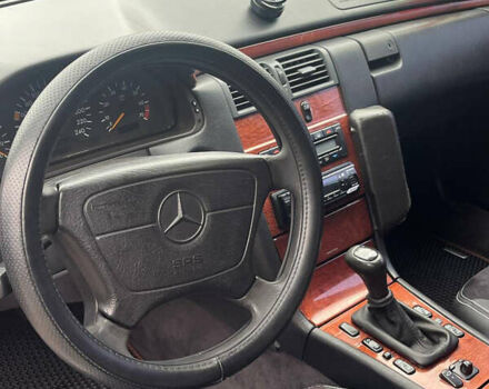 Черный Мерседес Е-Класс, объемом двигателя 2 л и пробегом 307 тыс. км за 4400 $, фото 8 на Automoto.ua