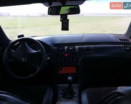Черный Мерседес Е-Класс, объемом двигателя 2 л и пробегом 250 тыс. км за 3000 $, фото 19 на Automoto.ua