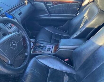 Черный Мерседес Е-Класс, объемом двигателя 2.4 л и пробегом 400 тыс. км за 2650 $, фото 7 на Automoto.ua