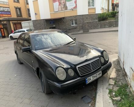 Черный Мерседес Е-Класс, объемом двигателя 3 л и пробегом 370 тыс. км за 2400 $, фото 5 на Automoto.ua