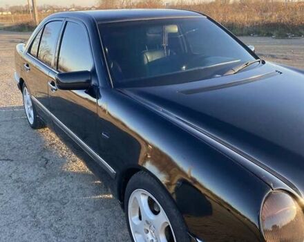 Черный Мерседес Е-Класс, объемом двигателя 2.4 л и пробегом 400 тыс. км за 2650 $, фото 2 на Automoto.ua