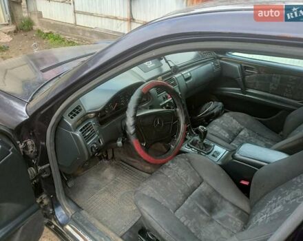 Мерседес Е-Класс 1998 в Черновцах на Automoto.ua Черный Мерседес Е-Класс, объемом двигателя 1.99 л и пробегом 301 тыс. км за 2000 $, фото 11 на Automoto.ua