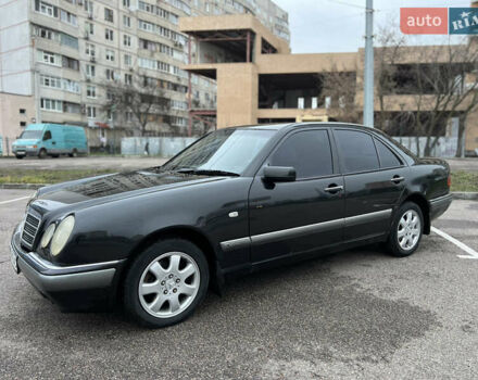 Черный Мерседес Е-Класс, объемом двигателя 3.2 л и пробегом 372 тыс. км за 4500 $, фото 1 на Automoto.ua