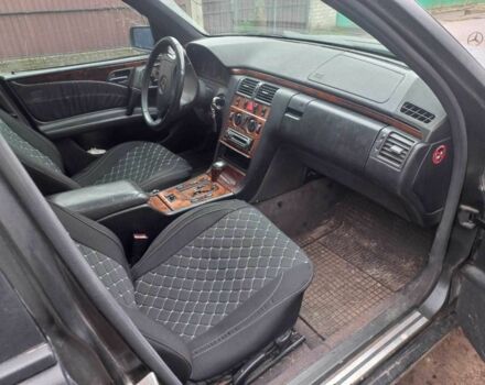 Черный Мерседес Е-Класс, объемом двигателя 2.4 л и пробегом 300 тыс. км за 2300 $, фото 5 на Automoto.ua