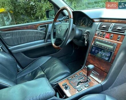 Черный Мерседес Е-Класс, объемом двигателя 2.8 л и пробегом 293 тыс. км за 4000 $, фото 2 на Automoto.ua