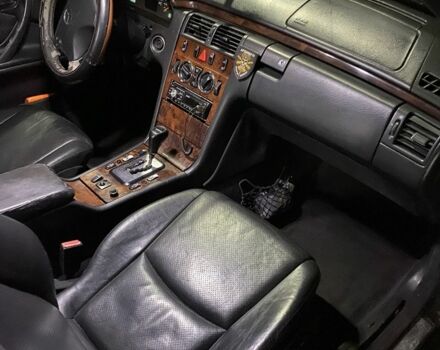 Черный Мерседес Е-Класс, объемом двигателя 2.8 л и пробегом 600 тыс. км за 1500 $, фото 6 на Automoto.ua