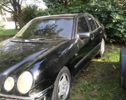 Черный Мерседес Е-Класс, объемом двигателя 2.4 л и пробегом 400 тыс. км за 3300 $, фото 4 на Automoto.ua