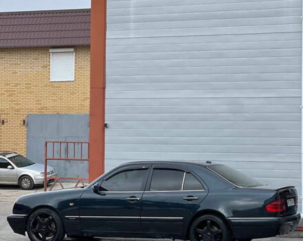 Черный Мерседес Е-Класс, объемом двигателя 4.3 л и пробегом 200 тыс. км за 3999 $, фото 4 на Automoto.ua