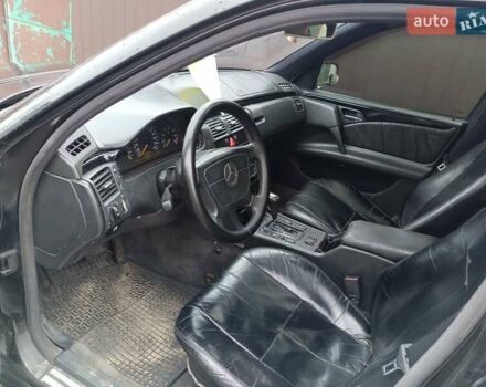 Черный Мерседес Е-Класс, объемом двигателя 2.4 л и пробегом 481 тыс. км за 2500 $, фото 4 на Automoto.ua