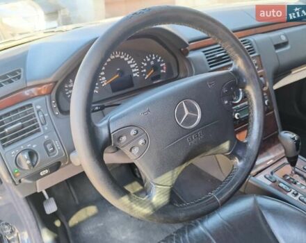 Черный Мерседес Е-Класс, объемом двигателя 2.8 л и пробегом 407 тыс. км за 4400 $, фото 5 на Automoto.ua