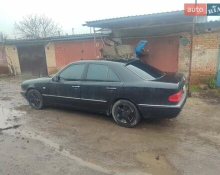 Черный Мерседес Е-Класс, объемом двигателя 2.8 л и пробегом 250 тыс. км за 3500 $, фото 4 на Automoto.ua