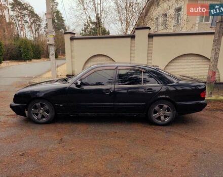 Черный Мерседес Е-Класс, объемом двигателя 2.4 л и пробегом 380 тыс. км за 2999 $, фото 1 на Automoto.ua