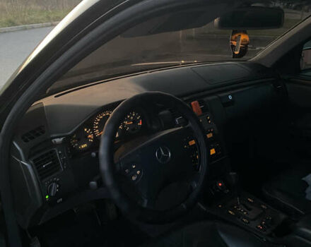 Чорний Мерседес Е-Клас, об'ємом двигуна 3.22 л та пробігом 395 тис. км за 4450 $, фото 9 на Automoto.ua