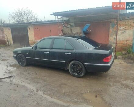 Черный Мерседес Е-Класс, объемом двигателя 2.8 л и пробегом 250 тыс. км за 3500 $, фото 1 на Automoto.ua