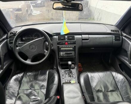 Черный Мерседес Е-Класс, объемом двигателя 2.4 л и пробегом 450 тыс. км за 2800 $, фото 7 на Automoto.ua