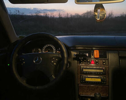 Чорний Мерседес Е-Клас, об'ємом двигуна 3.22 л та пробігом 395 тис. км за 4450 $, фото 25 на Automoto.ua