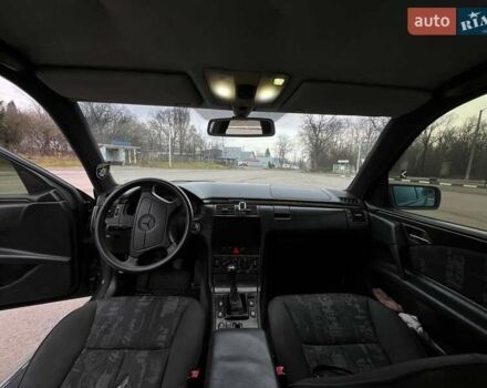 Чорний Мерседес Е-Клас, об'ємом двигуна 2.8 л та пробігом 310 тис. км за 3300 $, фото 4 на Automoto.ua