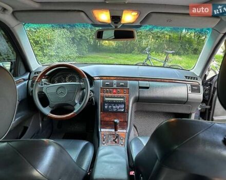 Черный Мерседес Е-Класс, объемом двигателя 2.8 л и пробегом 293 тыс. км за 4000 $, фото 6 на Automoto.ua