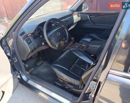 Черный Мерседес Е-Класс, объемом двигателя 2.8 л и пробегом 407 тыс. км за 4400 $, фото 4 на Automoto.ua