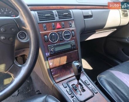 Черный Мерседес Е-Класс, объемом двигателя 2.8 л и пробегом 407 тыс. км за 4400 $, фото 6 на Automoto.ua