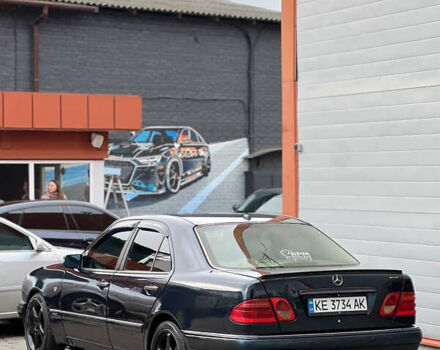 Черный Мерседес Е-Класс, объемом двигателя 4.3 л и пробегом 200 тыс. км за 3999 $, фото 5 на Automoto.ua