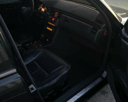 Чорний Мерседес Е-Клас, об'ємом двигуна 3.22 л та пробігом 395 тис. км за 4450 $, фото 22 на Automoto.ua