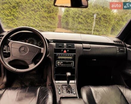 Черный Мерседес Е-Класс, объемом двигателя 2.4 л и пробегом 380 тыс. км за 2999 $, фото 3 на Automoto.ua