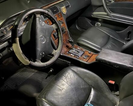 Черный Мерседес Е-Класс, объемом двигателя 2.8 л и пробегом 600 тыс. км за 1500 $, фото 7 на Automoto.ua