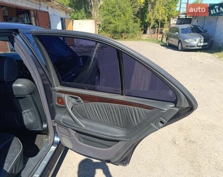 Черный Мерседес Е-Класс, объемом двигателя 2.8 л и пробегом 407 тыс. км за 4400 $, фото 24 на Automoto.ua