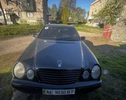 Черный Мерседес Е-Класс, объемом двигателя 2 л и пробегом 300 тыс. км за 3100 $, фото 1 на Automoto.ua