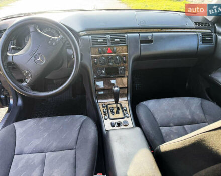 Черный Мерседес Е-Класс, объемом двигателя 3.2 л и пробегом 396 тыс. км за 3600 $, фото 8 на Automoto.ua