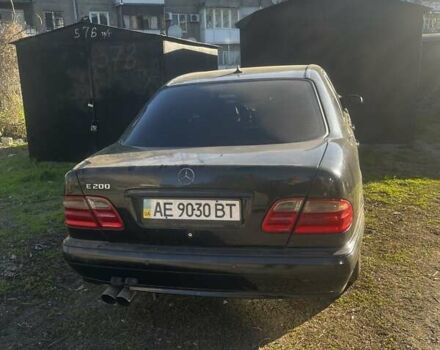 Черный Мерседес Е-Класс, объемом двигателя 2 л и пробегом 300 тыс. км за 3100 $, фото 3 на Automoto.ua