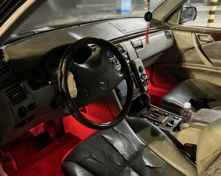 Черный Мерседес Е-Класс, объемом двигателя 3.2 л и пробегом 290 тыс. км за 1799 $, фото 4 на Automoto.ua