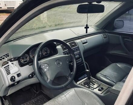 Черный Мерседес Е-Класс, объемом двигателя 3.2 л и пробегом 350 тыс. км за 3500 $, фото 4 на Automoto.ua