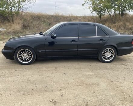 Черный Мерседес Е-Класс, объемом двигателя 2 л и пробегом 450 тыс. км за 3800 $, фото 4 на Automoto.ua
