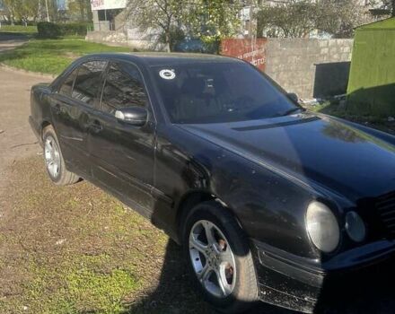 Черный Мерседес Е-Класс, объемом двигателя 2 л и пробегом 300 тыс. км за 3100 $, фото 2 на Automoto.ua