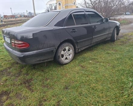 Черный Мерседес Е-Класс, объемом двигателя 2.2 л и пробегом 410 тыс. км за 2750 $, фото 6 на Automoto.ua