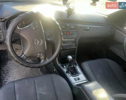 Черный Мерседес Е-Класс, объемом двигателя 2 л и пробегом 300 тыс. км за 3100 $, фото 5 на Automoto.ua