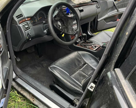 Чорний Мерседес Е-Клас, об'ємом двигуна 3.22 л та пробігом 420 тис. км за 2000 $, фото 12 на Automoto.ua