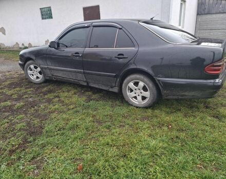 Черный Мерседес Е-Класс, объемом двигателя 2.2 л и пробегом 410 тыс. км за 2750 $, фото 5 на Automoto.ua