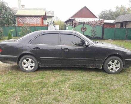 Черный Мерседес Е-Класс, объемом двигателя 2.2 л и пробегом 410 тыс. км за 2750 $, фото 2 на Automoto.ua