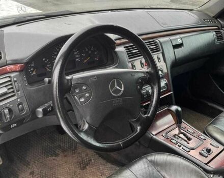 Черный Мерседес Е-Класс, объемом двигателя 2.2 л и пробегом 500 тыс. км за 4000 $, фото 5 на Automoto.ua