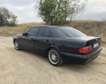 Черный Мерседес Е-Класс, объемом двигателя 2 л и пробегом 450 тыс. км за 3800 $, фото 3 на Automoto.ua