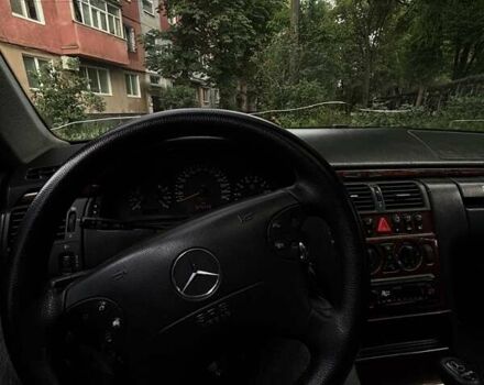 Черный Мерседес Е-Класс, объемом двигателя 3.2 л и пробегом 380 тыс. км за 4200 $, фото 4 на Automoto.ua