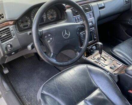 Черный Мерседес Е-Класс, объемом двигателя 3.2 л и пробегом 355 тыс. км за 3200 $, фото 7 на Automoto.ua