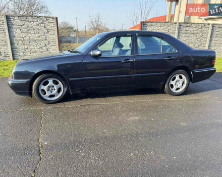 Черный Мерседес Е-Класс, объемом двигателя 3.2 л и пробегом 396 тыс. км за 3600 $, фото 3 на Automoto.ua